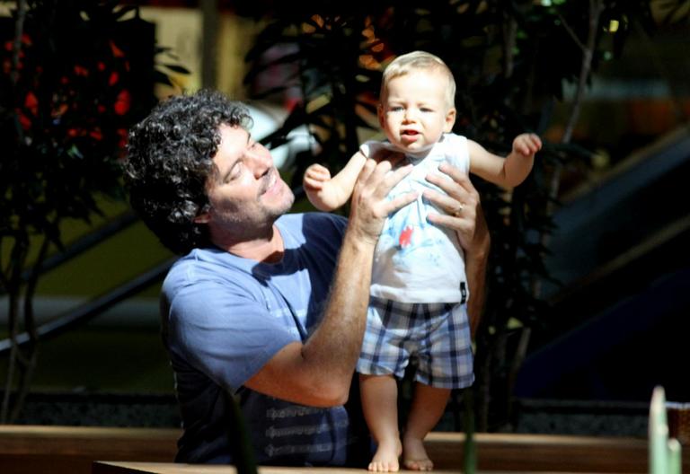 Felipe Camargo com o filho Antônio