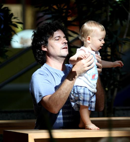 Felipe Camargo com o filho Antônio