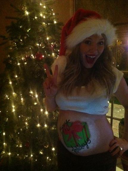 Grávida de seis meses, Hilary Duff deseja feliz Natal a todos