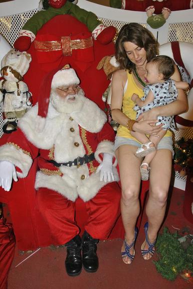 Letícia Spiller e Stella visitam o Papai Noel