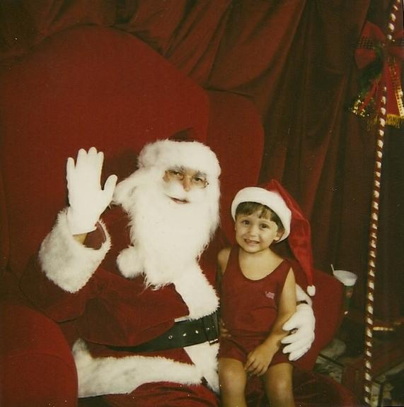 Daniel Torres, aos três anos de idade, ao lado do Papai Noel