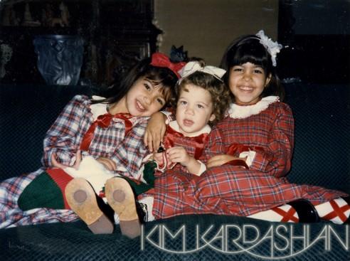 Kim Kardashian abre álbum de fotos natalinas de sua família