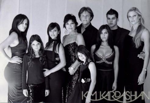 Kim Kardashian abre álbum de fotos natalinas de sua família