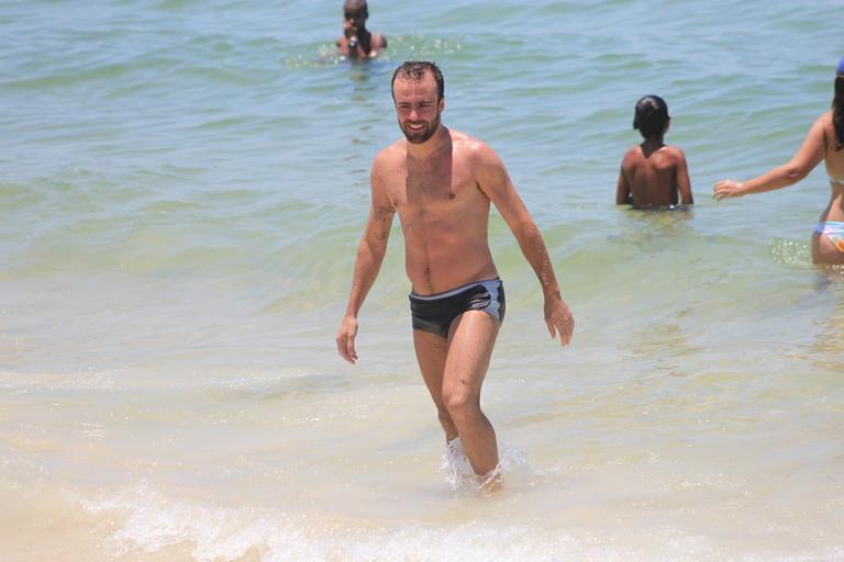 Roger mergulha na praia da Barra da Tijuca