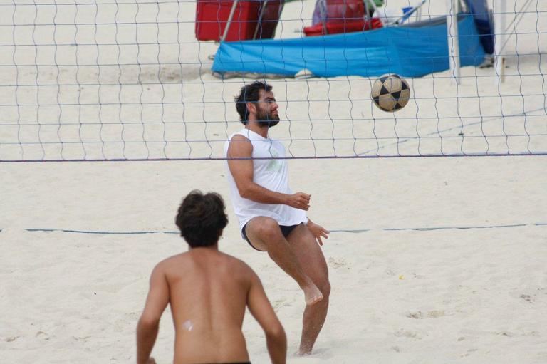 Thierry Figueira joga futevôlei na praia do Leblon