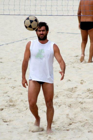 Thierry Figueira joga futevôlei na praia do Leblon