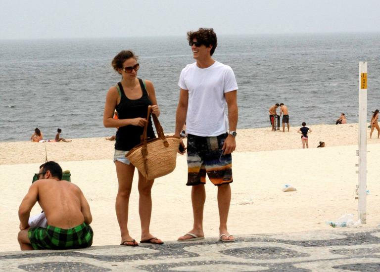 Maria Pinna e Rômulo Arantes Neto curtem praia