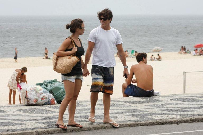 Maria Pinna e Rômulo Arantes Neto curtem praia