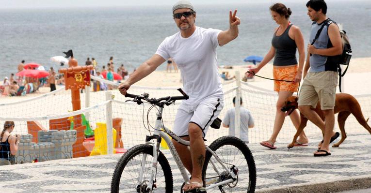 Para manter a boa forma, Antônio Calloni anda de bicicleta no Rio