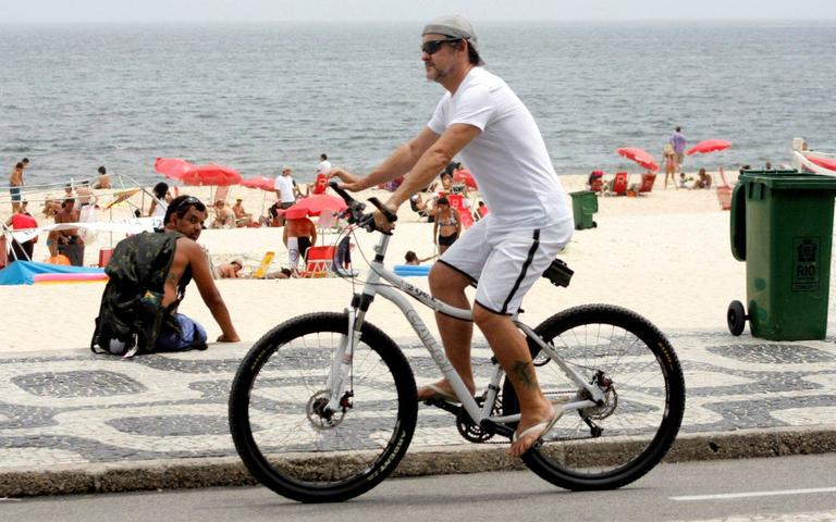 Para manter a boa forma, Antônio Calloni anda de bicicleta no Rio