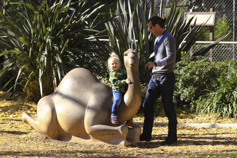 Gwen Stefani, Gavin Rossdale, Kingston e Zuma passeiam no zoológico na véspera do Natal