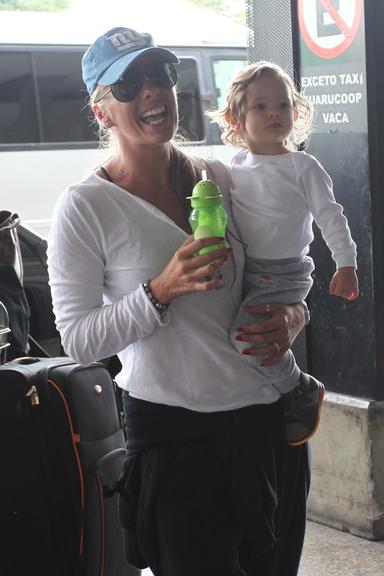 Adriane Galisteu embarca com o filho Vittorio para Orlando, nos Estados Unidos