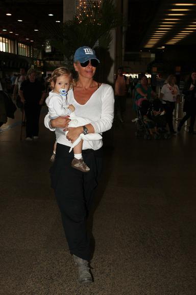 Adriane Galisteu embarca com o filho Vittorio para Orlando, nos Estados Unidos