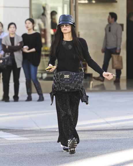 Paris Hilton apareceu morena fazendo compras em Beverly Hills, em Los Angeles
