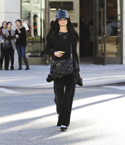 Paris Hilton apareceu morena fazendo compras em Beverly Hills, em Los Angeles