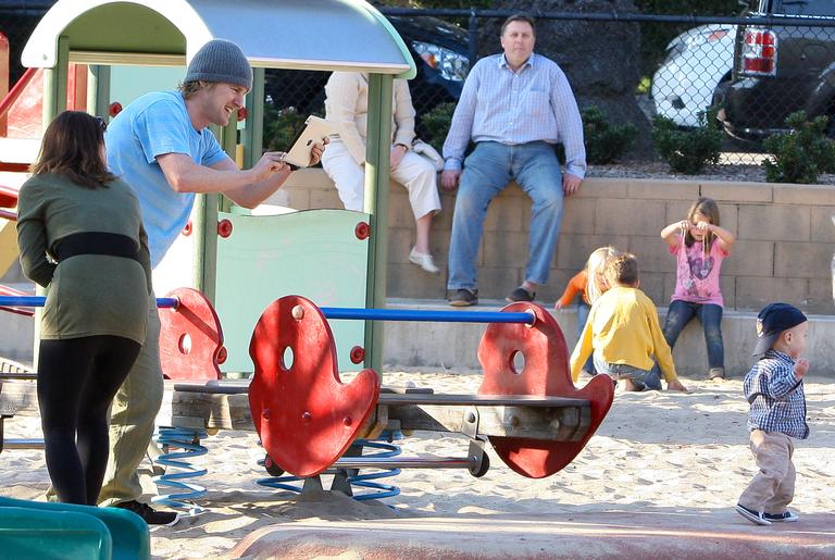Owen Wilson se diverte com o filho Robert em um parque de Los Angeles