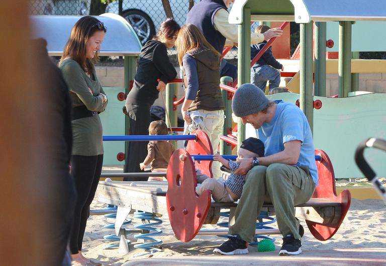 Owen Wilson se diverte com o filho Robert em um parque de Los Angeles