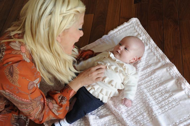 Tori Spelling e sua filha recém-nascida, Hattie Margaret