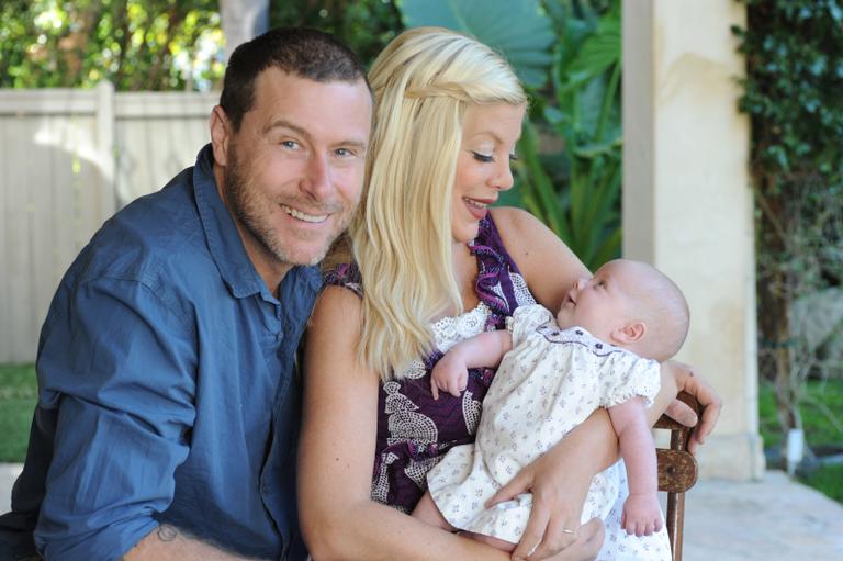 Tori Spelling com o marido, Dean McDermott, e sua filha recém-nascida, Hattie Margaret