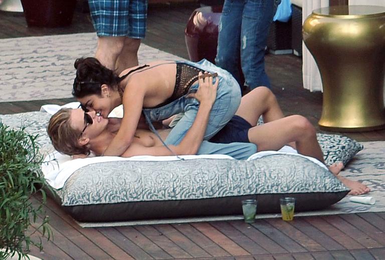 Vanessa Hudgens troca carinhos e se diverte com o namorado Austin Butler em Miami