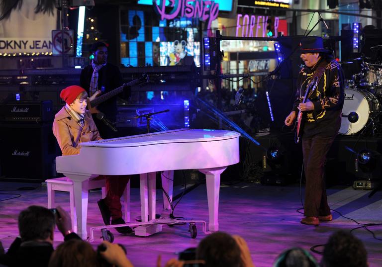 Justin Bieber e Carlos Santana fazem dueto no Ano Novo da Times Square, em Nova York