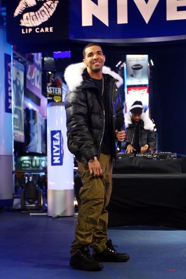 Drake se apresenta na festa de Ano Novo em Nova York