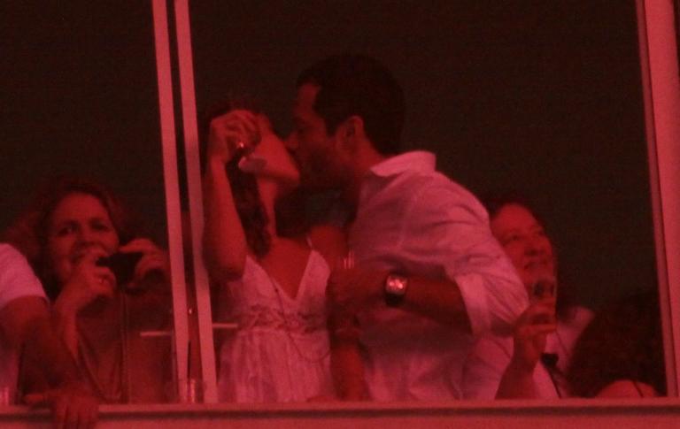 Sophie Charlotte e Malvino Salvador trocam beijos no réveillon em Copacabana
