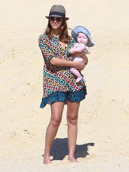  Jessica Alba na praia com as filhas