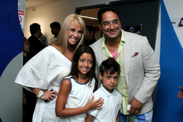 Carla Perez e Xanddy com os filhos, Camilly Victória e Victor Alexandre