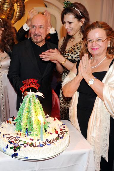 Ben Kingsley celebra 68 anos com direito a beijo apaixonado na esposa brasileira, Daniela Lavender