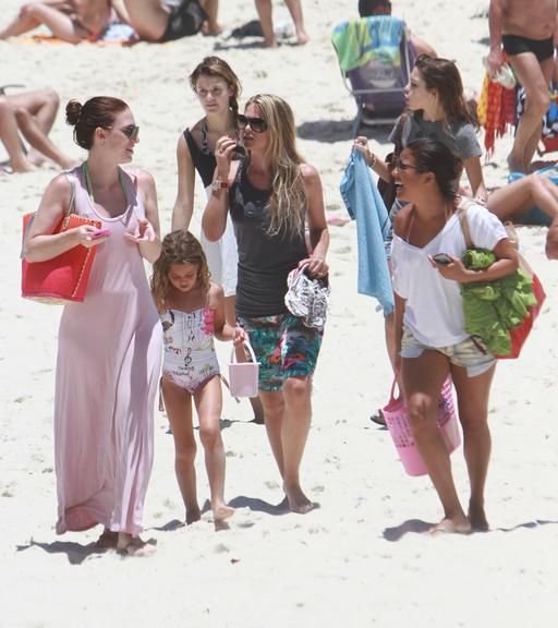 Susana Werner na praia com a filha e amigas