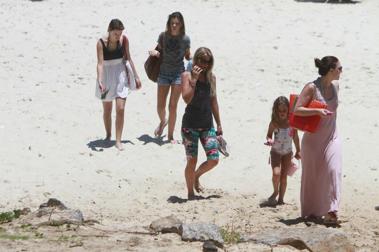 Susana Werner leva a filha Giulia à praia no Rio de Janeiro