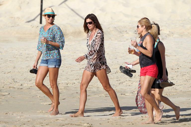 Stacy Keibler e Cindy Crawford com amigas na praia