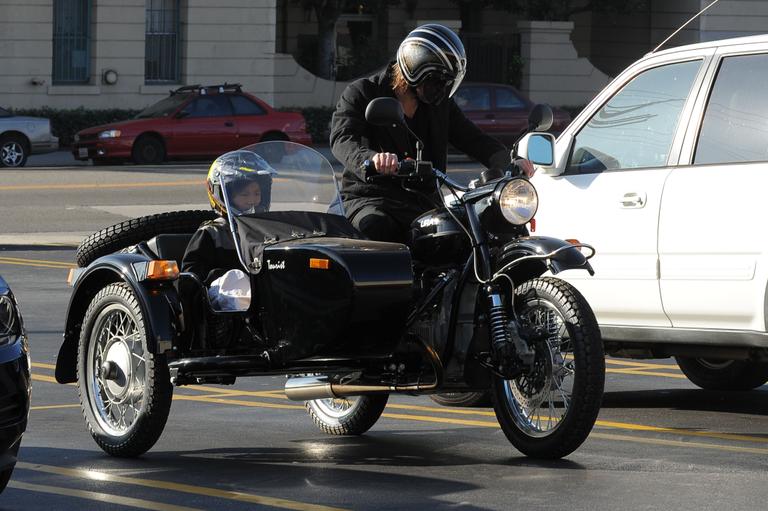 Brad Pitt passeia de moto com Pax pelas ruas de Los Angeles