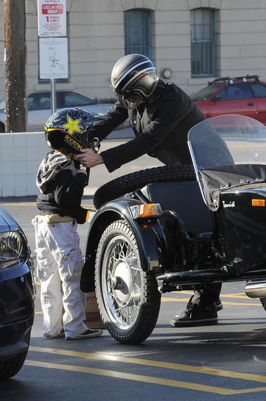 Brad Pitt passeia de moto com Pax pelas ruas de Los Angeles
