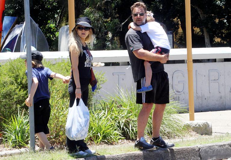 Russell Crowe pratica esportes para manter a boa forma em um dia de passeio em família