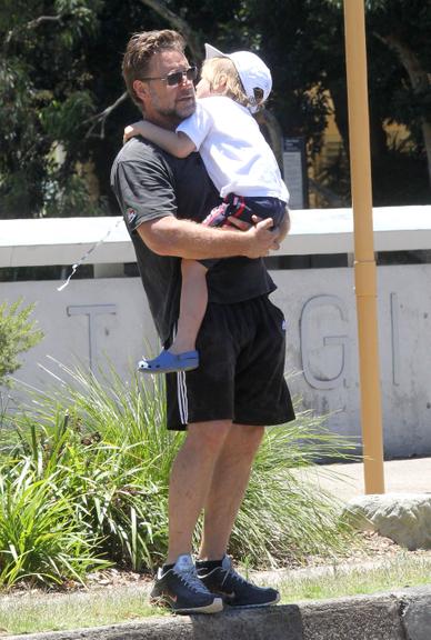 Russell Crowe pratica esportes para manter a boa forma em um dia de passeio em família