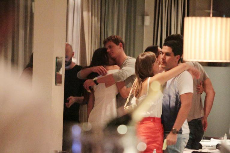 Cesar Cielo e Priscila Machado trocam beijos e carinhos em um restaurante em São Paulo na noite de quarta-feira, 4