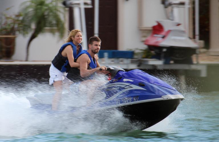 Shakira e Gerard Pique namoram no mar de Miami