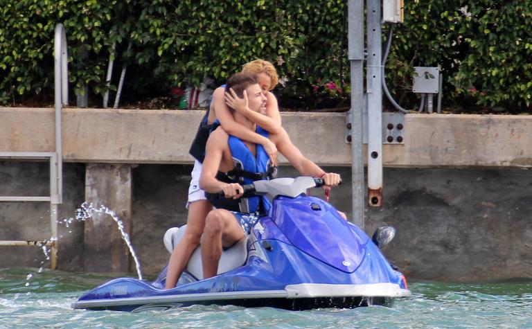 Shakira e Gerard Pique namoram no mar de Miami