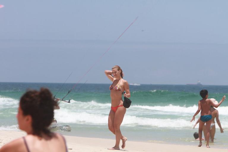 Carolina Dieckmann mostra boa forma na praia