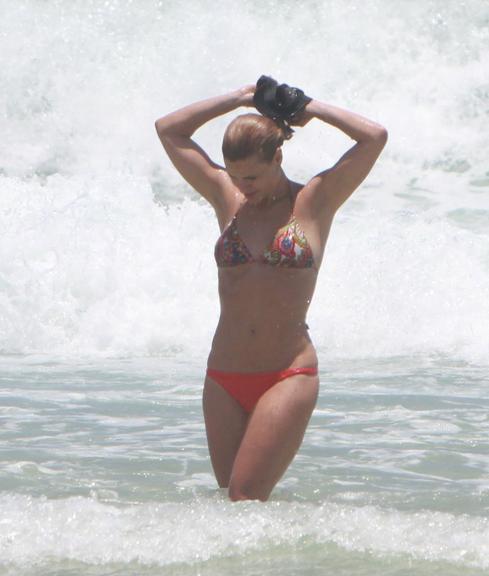 Carolina Dieckmann mostra boa forma na praia