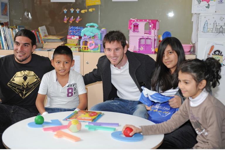 Lionel Messi ao lado das crianças de hospital espanhol