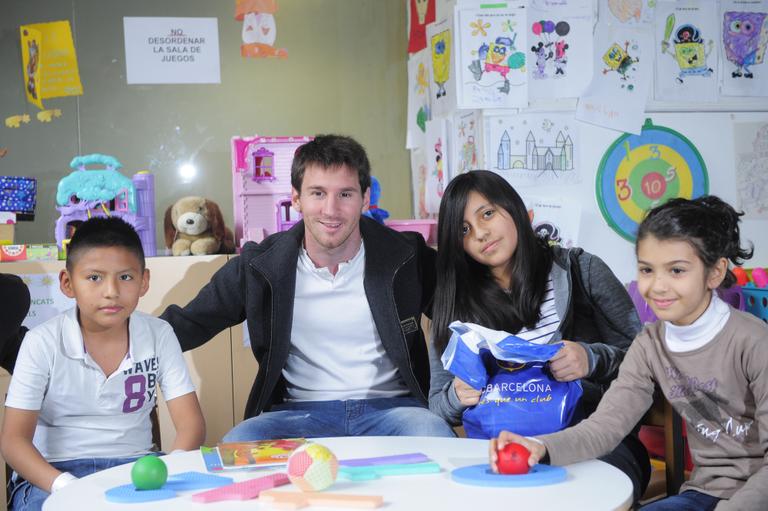 Lionel Messi ao lado das crianças de hospital espanhol