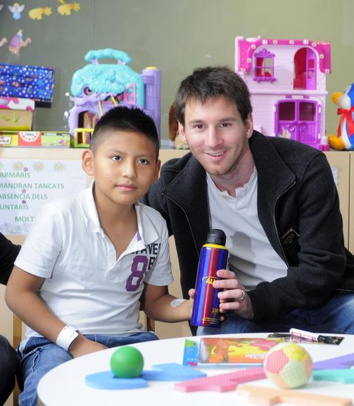 Lionel Messi ao lado de garoto em hospital espanhol