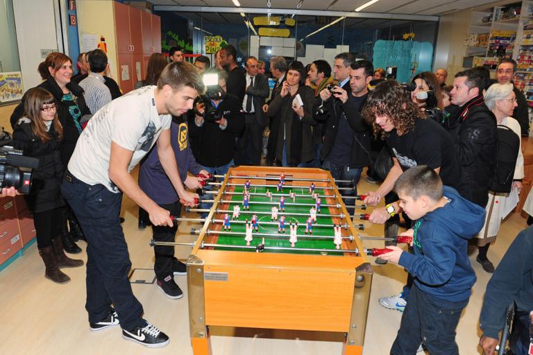 Gerard Piqué brinca com crianças em hospital de Barcelona