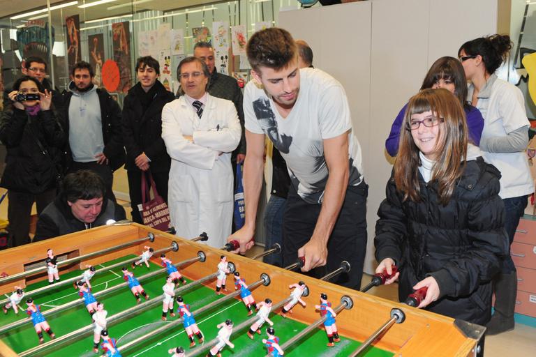 Gerard Piqué brinca com crianças em hospital de Barcelona