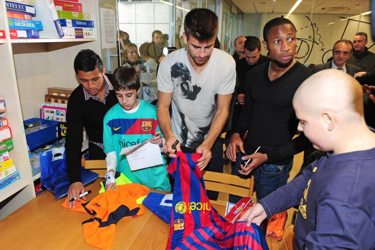 Gerard Piqué autografa camisa do Barcelona em hospital 