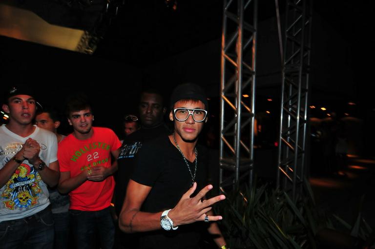 Michel Teló e Neymar curtem o som do DJ David Guetta