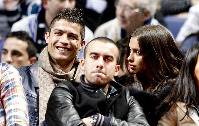 Cristiano Ronaldo e Irina Shayk se divertem em jogo de basquete
